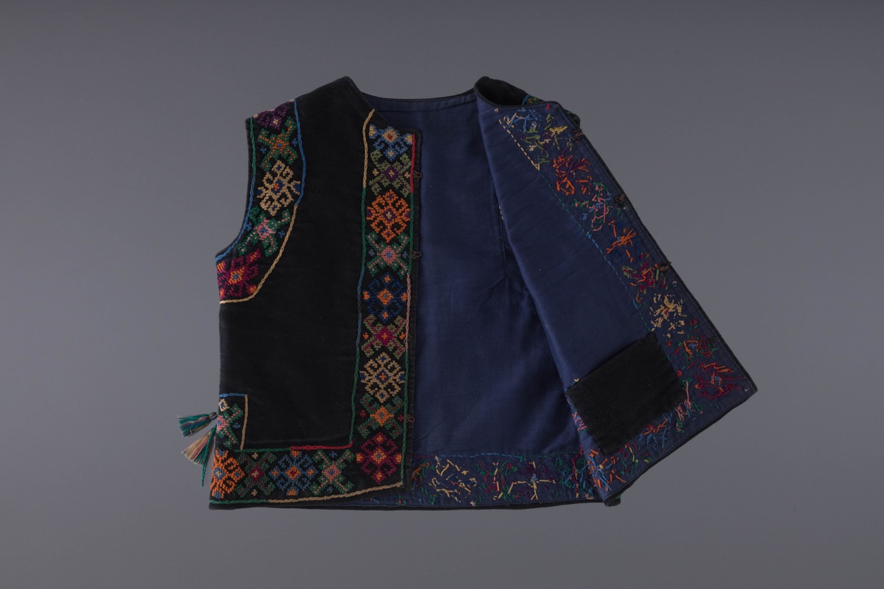 Дитяча вишита камізелька